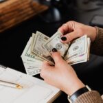 découvrez des astuces économiques pour la broderie afin de créer de magnifiques designs sans dépasser votre budget.