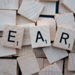 découvrez l'art de la broderie de lettres pour personnaliser vos créations avec élégance et précision.