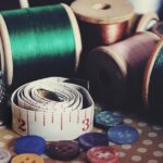 découvrez l'art de la broderie, une technique raffinée pour embellir vos textiles avec créativité et précision.