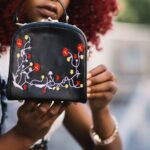 découvrez l'art délicat de la broderie, une technique traditionnelle pour embellir tissus et vêtements avec des motifs uniques et personnalisés.