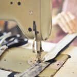 découvrez l'art délicat de la broderie, une technique de décoration textile alliant créativité et savoir-faire traditionnel pour sublimer vos vêtements et accessoires.