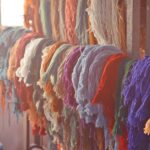 découvrez l'art délicat de la broderie, une technique traditionnelle qui sublime tissus et vêtements avec des motifs élégants et personnalisés.