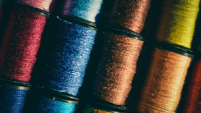 découvrez l'art de la broderie : techniques, inspirations et idées créatives pour embellir vos vêtements et accessoires avec finesse.