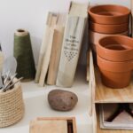 découvrez comment organiser efficacement votre matériel de broderie pour un espace de travail ordonné et inspirant. astuces de rangement et conseils pratiques pour les passionnés de broderie.