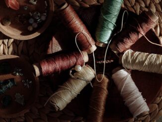 découvrez notre sélection de fils à broder de haute qualité, parfaits pour tous vos projets de broderie créative et artisanale.