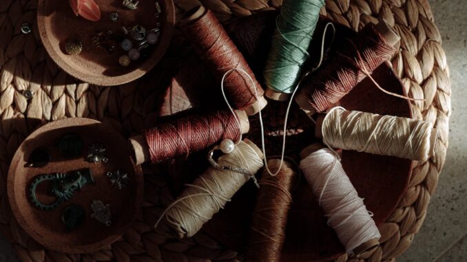 découvrez notre sélection de fils à broder de haute qualité, parfaits pour tous vos projets de broderie créative et artisanale.