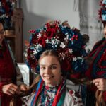 découvrez la finesse et l'élégance de la broderie artisanale, réalisée à la main avec passion pour sublimer vos créations.