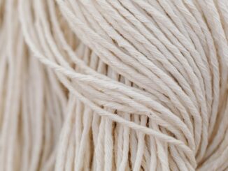 découvrez l'élégance du tulle brodé, une matière délicate idéale pour des créations raffinées et sophistiquées.