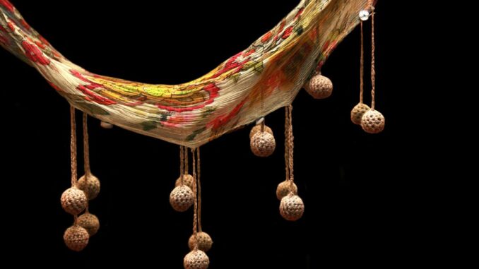 découvrez l'art de la broderie vintage, alliant tradition et élégance pour sublimer vos créations textiles avec un charme d'antan.