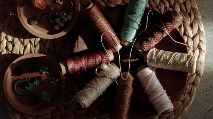 découvrez l'art délicat de la broderie avec perles et sequins pour sublimer vos créations textiles d'une touche brillante et raffinée.