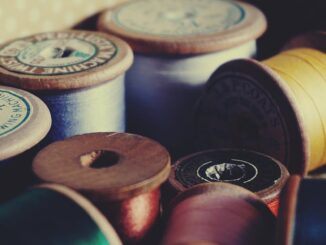 découvrez l'art délicat de la broderie, maîtrisez des techniques traditionnelles et modernes pour personnaliser vos textiles avec élégance et créativité.